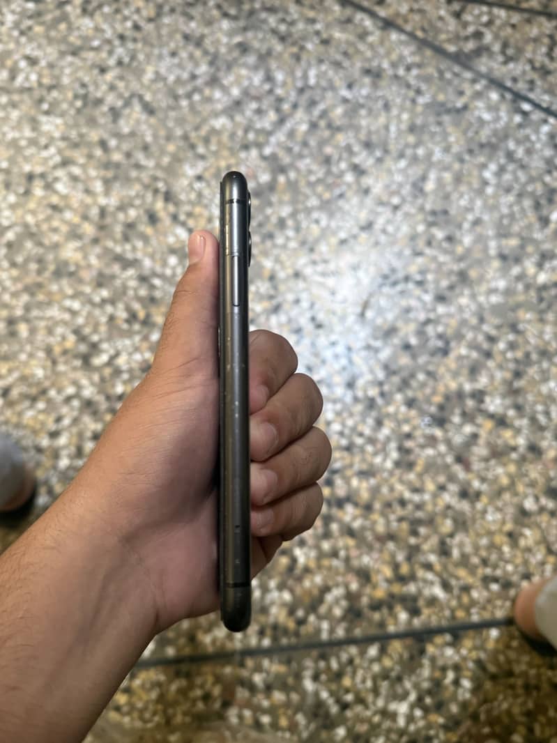 Apple iPhone 11 4