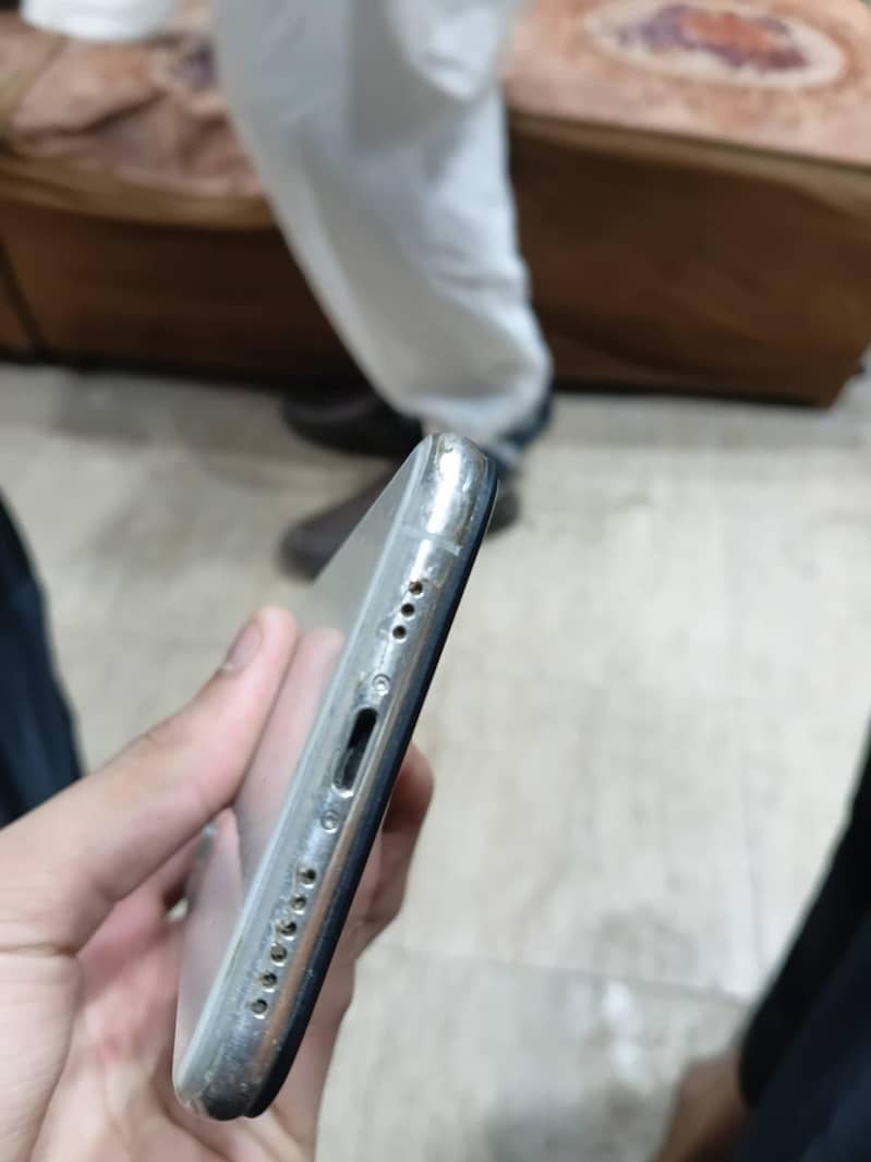 Apple iPhone XS 4