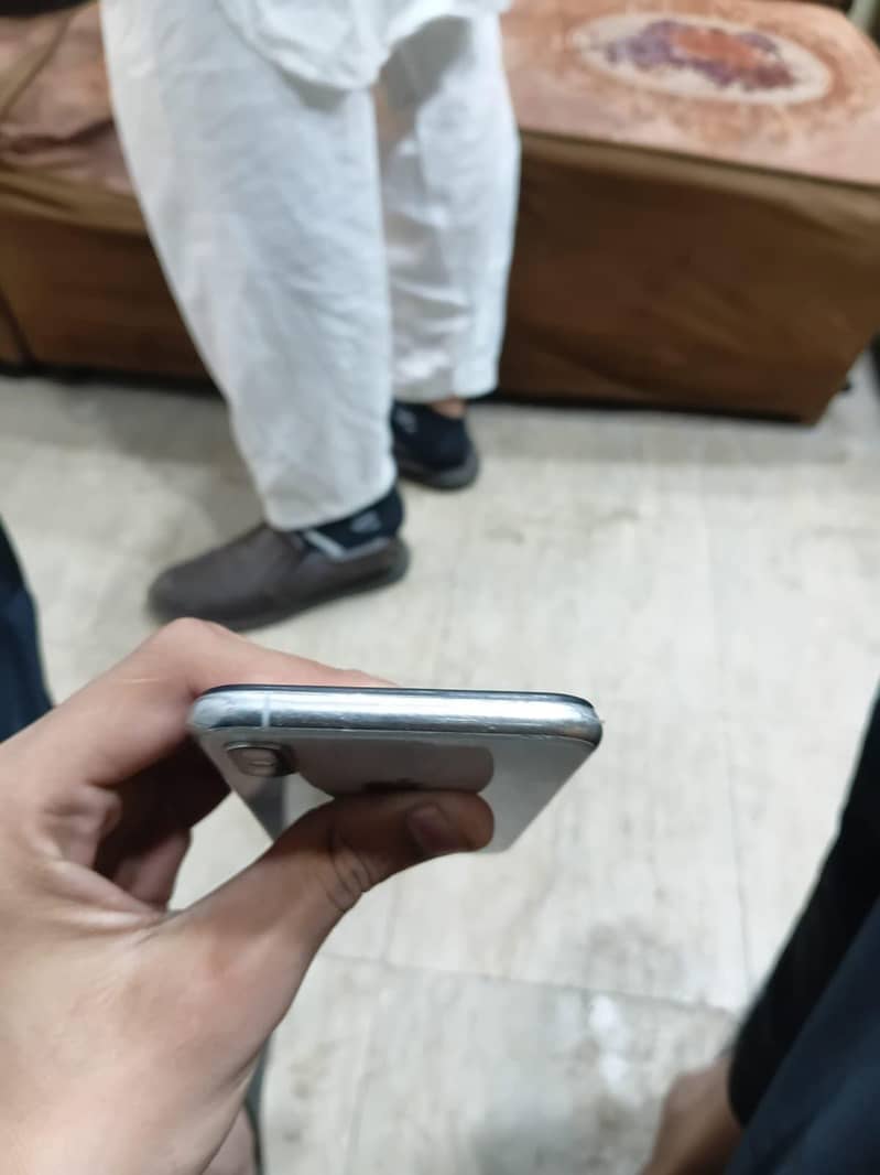 Apple iPhone XS 5
