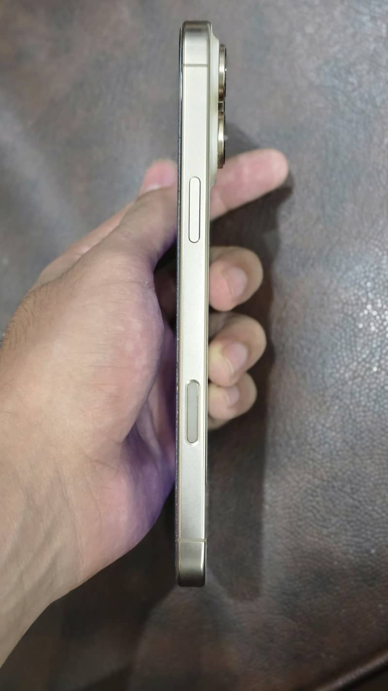 Apple iPhone 16 Pro Max 2
