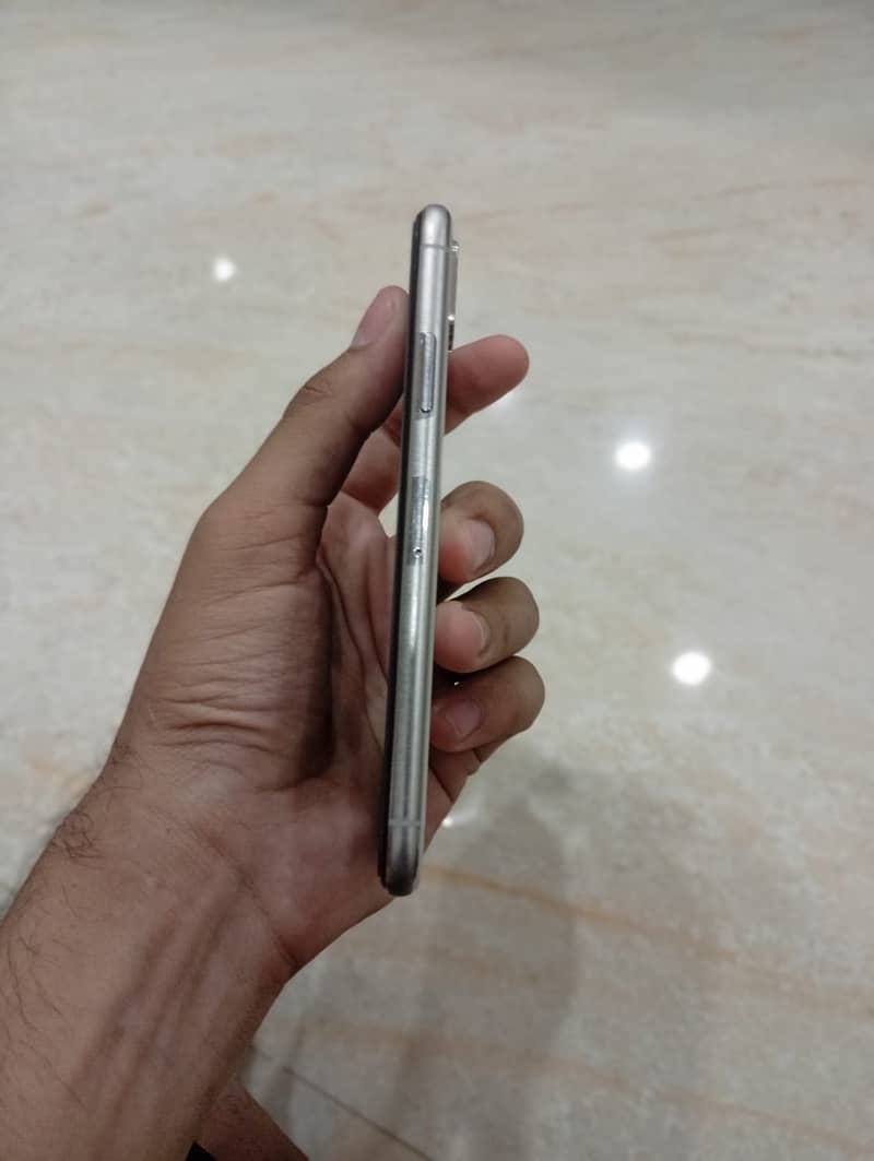 Apple iPhone XS 4