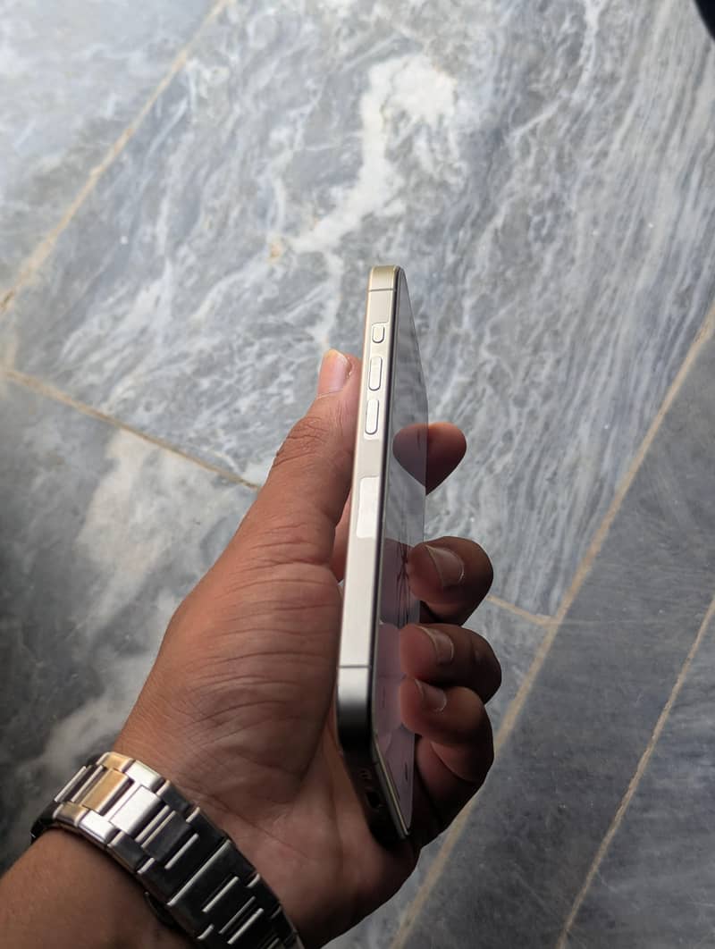 Apple iPhone 15 Pro 4