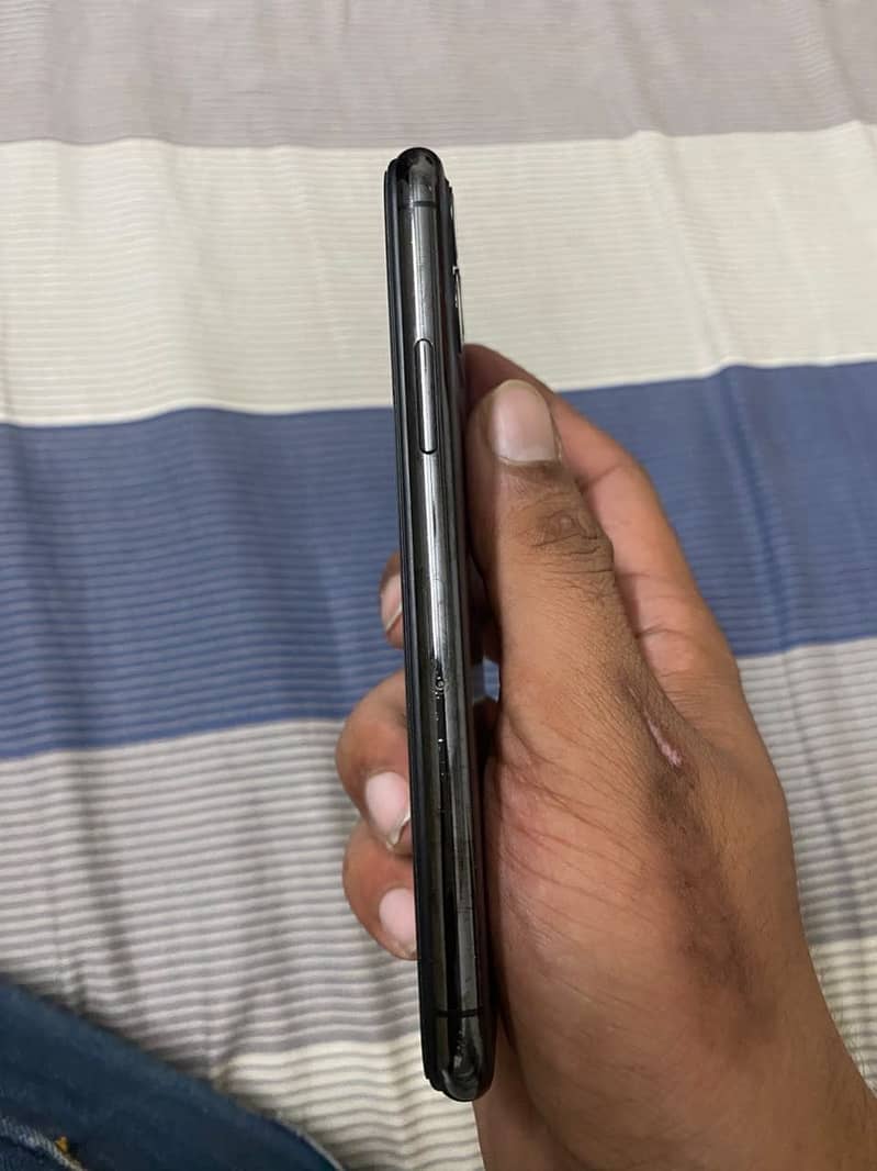 Apple iPhone 11 Pro 4