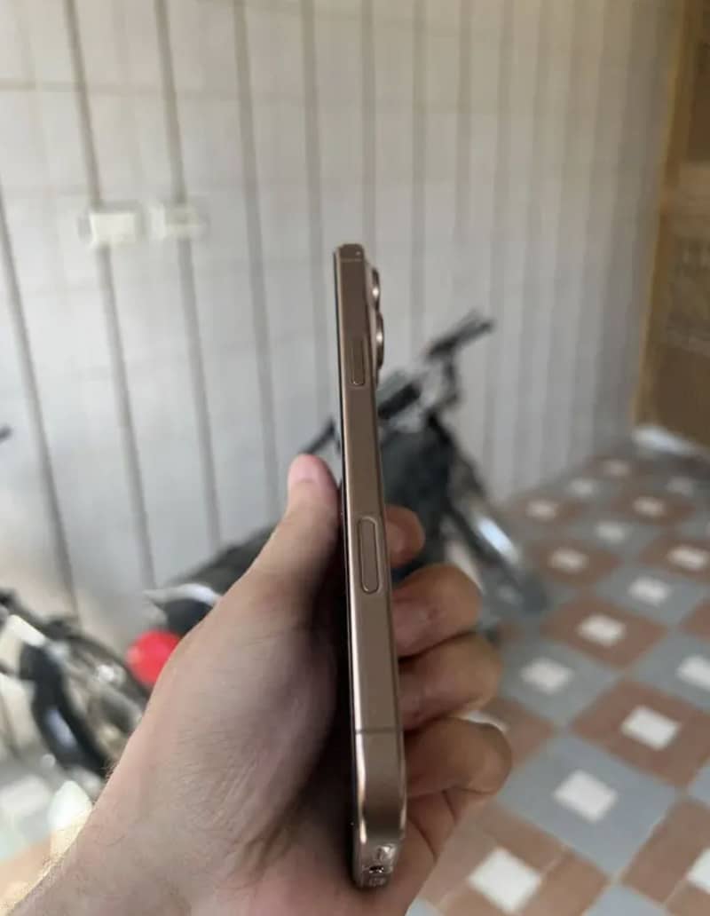 Apple iPhone 16 Pro Max 4