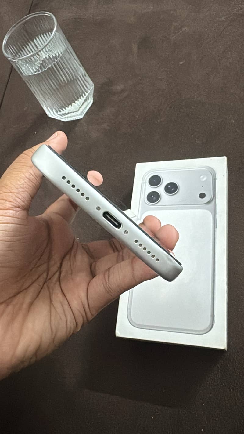 Apple iPhone 17 Pro Max 1