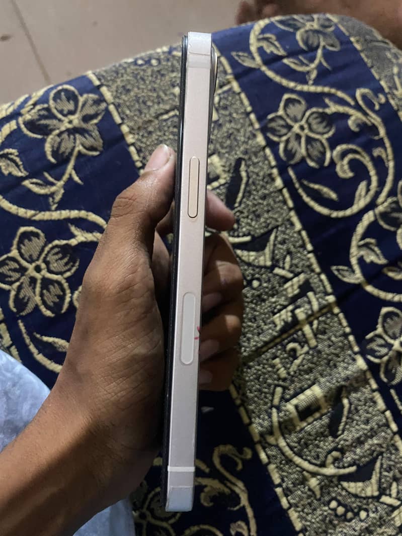 Apple iPhone 13 4