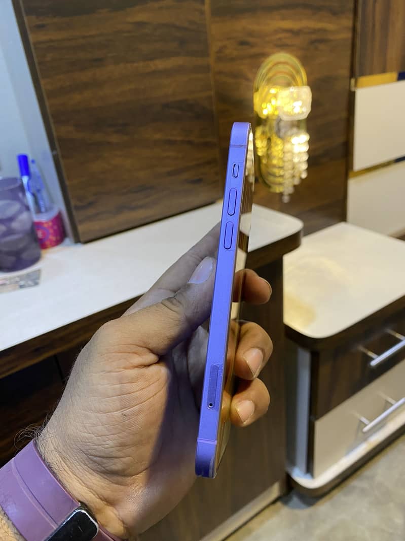 Apple iPhone 12 4