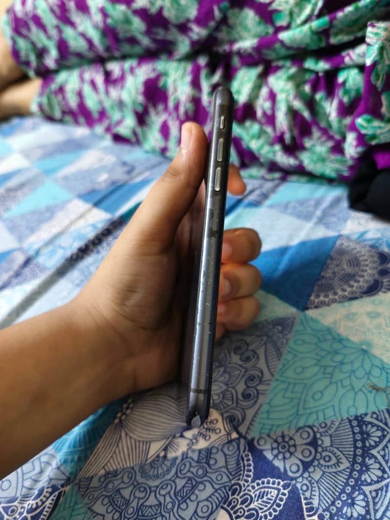 Apple iPhone 11 4