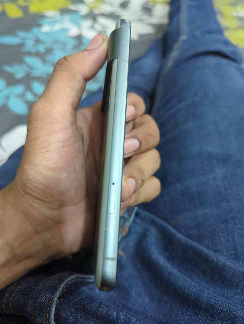 Google Pixel 8 4