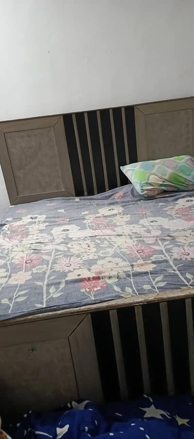 king saiz bed Bohat achi kandesan my ha