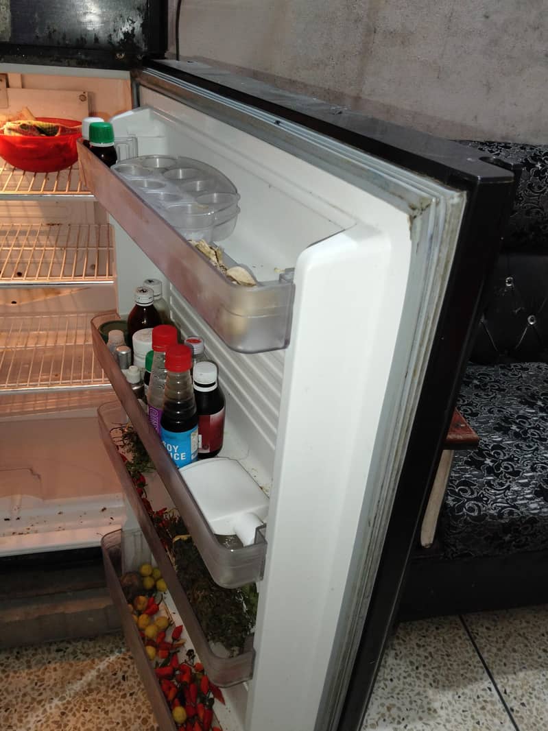 Large size Dawlance fridge 4