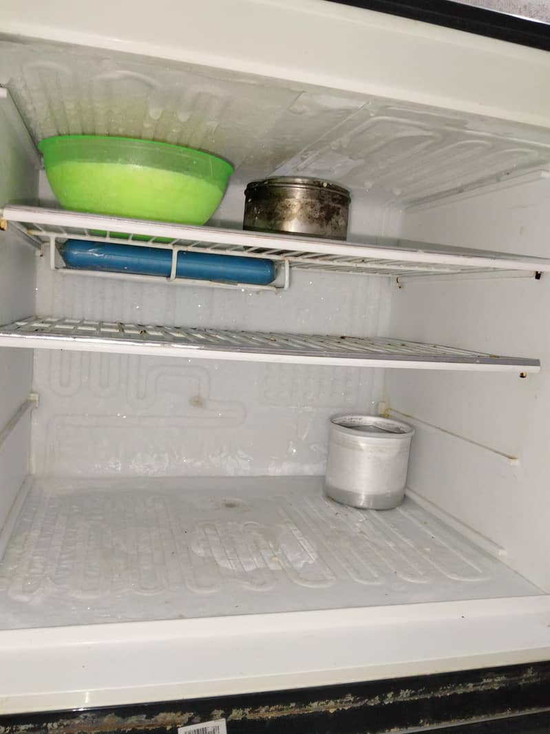 Large size Dawlance fridge 5