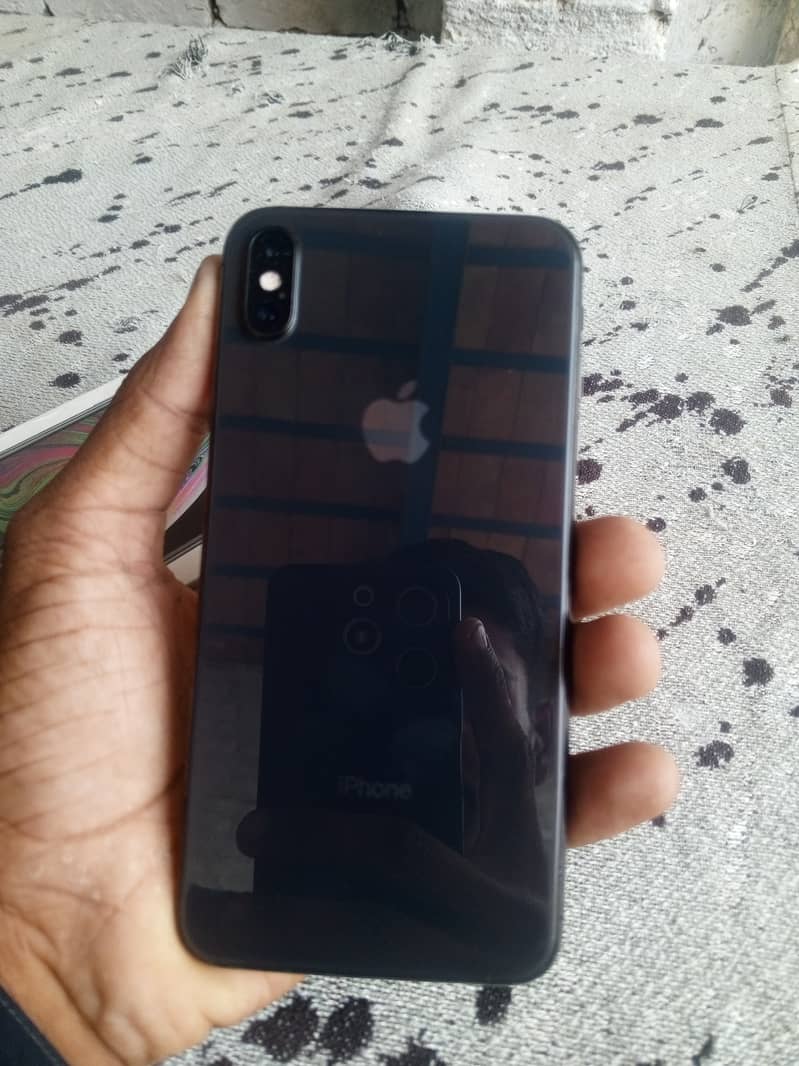 Apple iPhone XS Max 3
