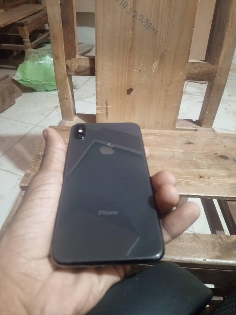 Apple iPhone XS Max 10