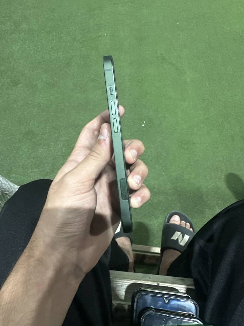 Apple iPhone 13 2