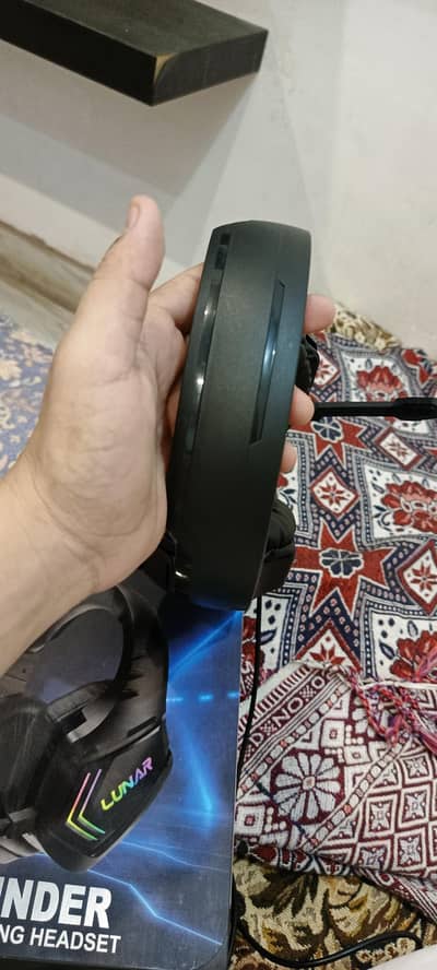Lunar headphone with microphone condition 10/10