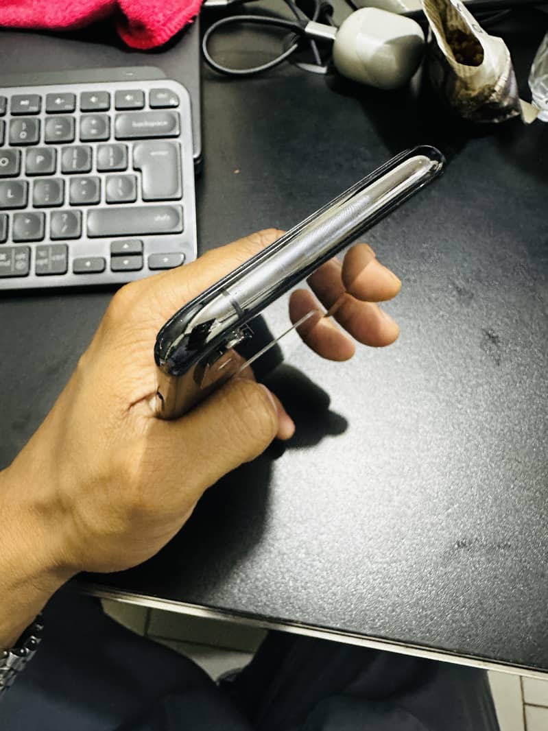 Apple iPhone XS 4