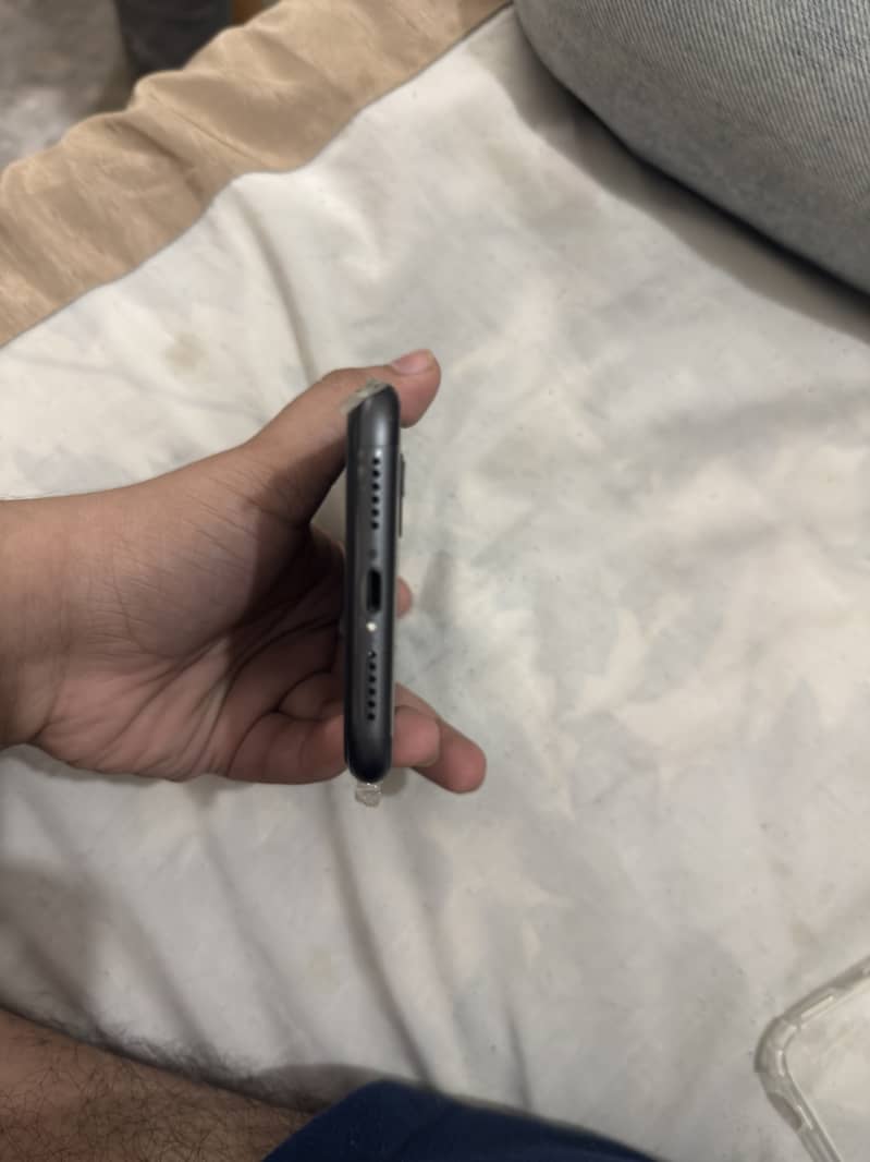 Apple iPhone 11 3