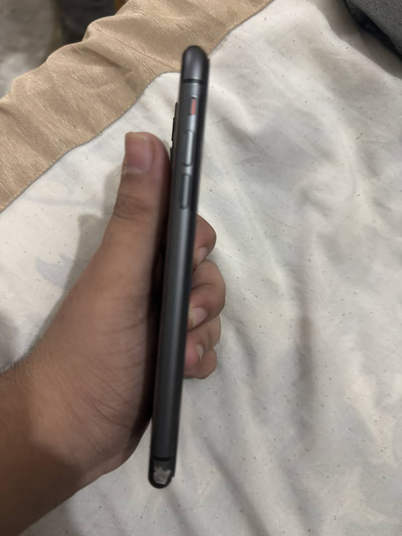 Apple iPhone 11 4