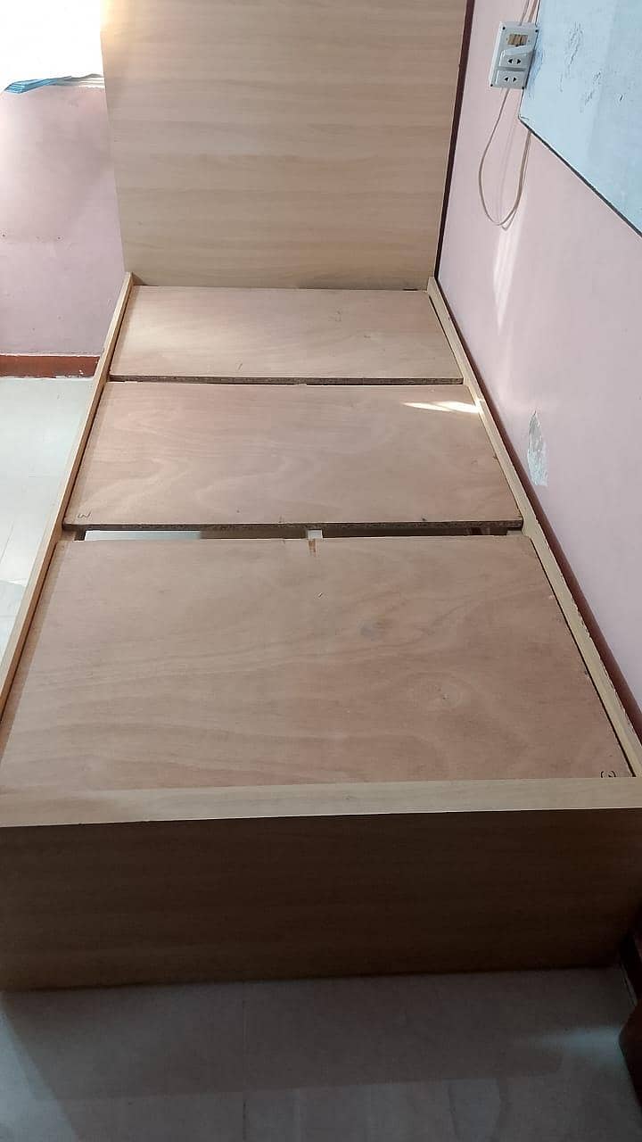 Single bed with two almari 0