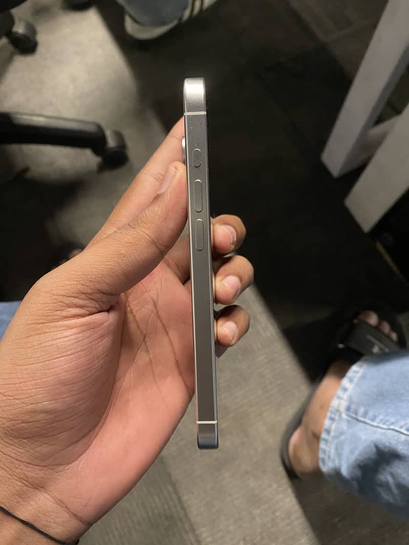 Apple iPhone 15 Pro 3