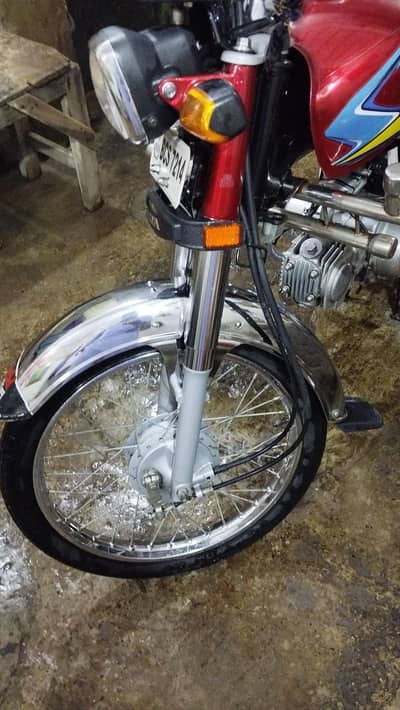 CD 70 2025 ka model ha 26 ki sticker ha