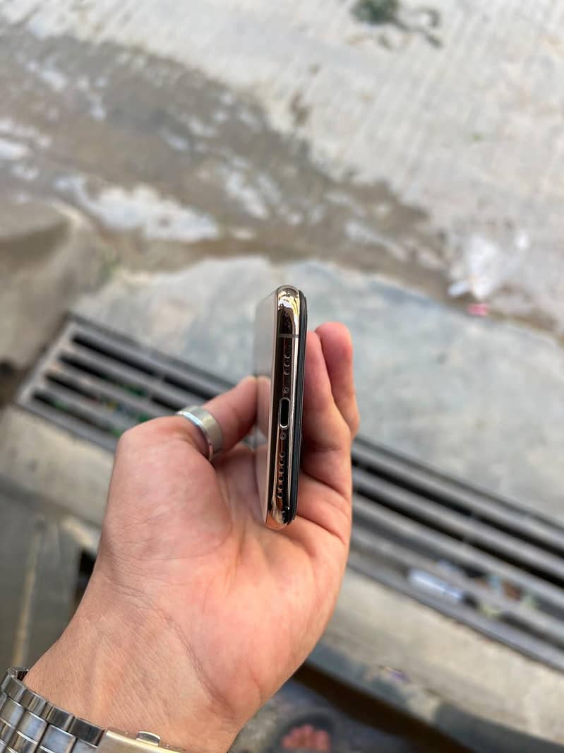 Apple iPhone XS 3