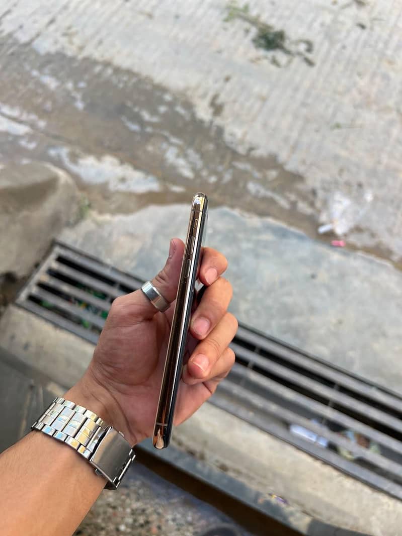 Apple iPhone XS 4
