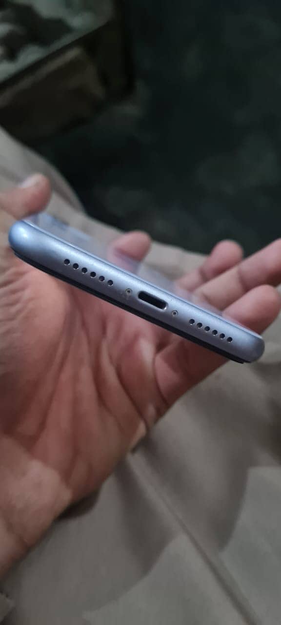 Apple iPhone 11 4