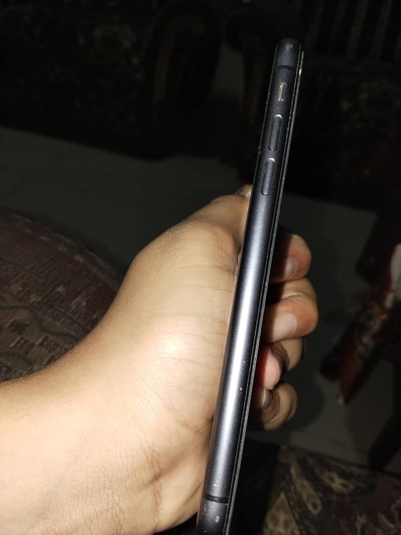 Apple iPhone 11 4