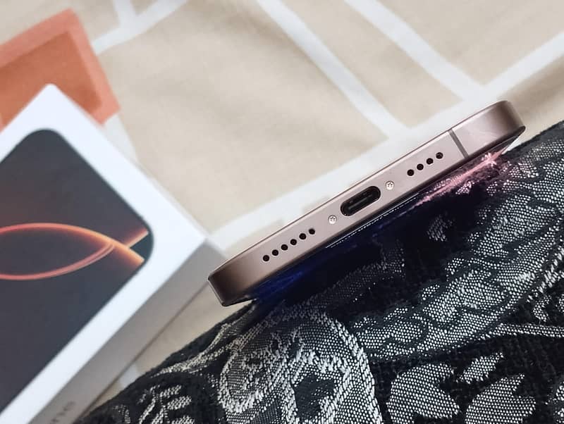 Apple iPhone 16 Pro Max 12
