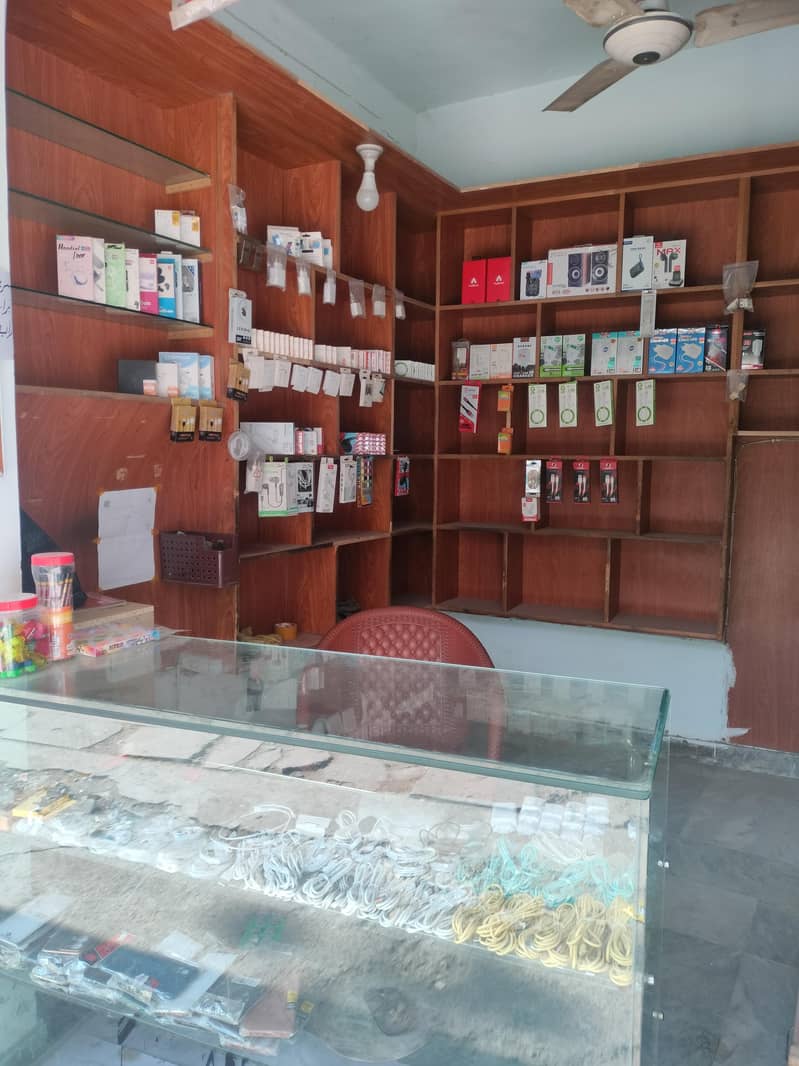 چلتی ہوئی موبائل ایکسیسریز کی دکان برائے فروخت 1