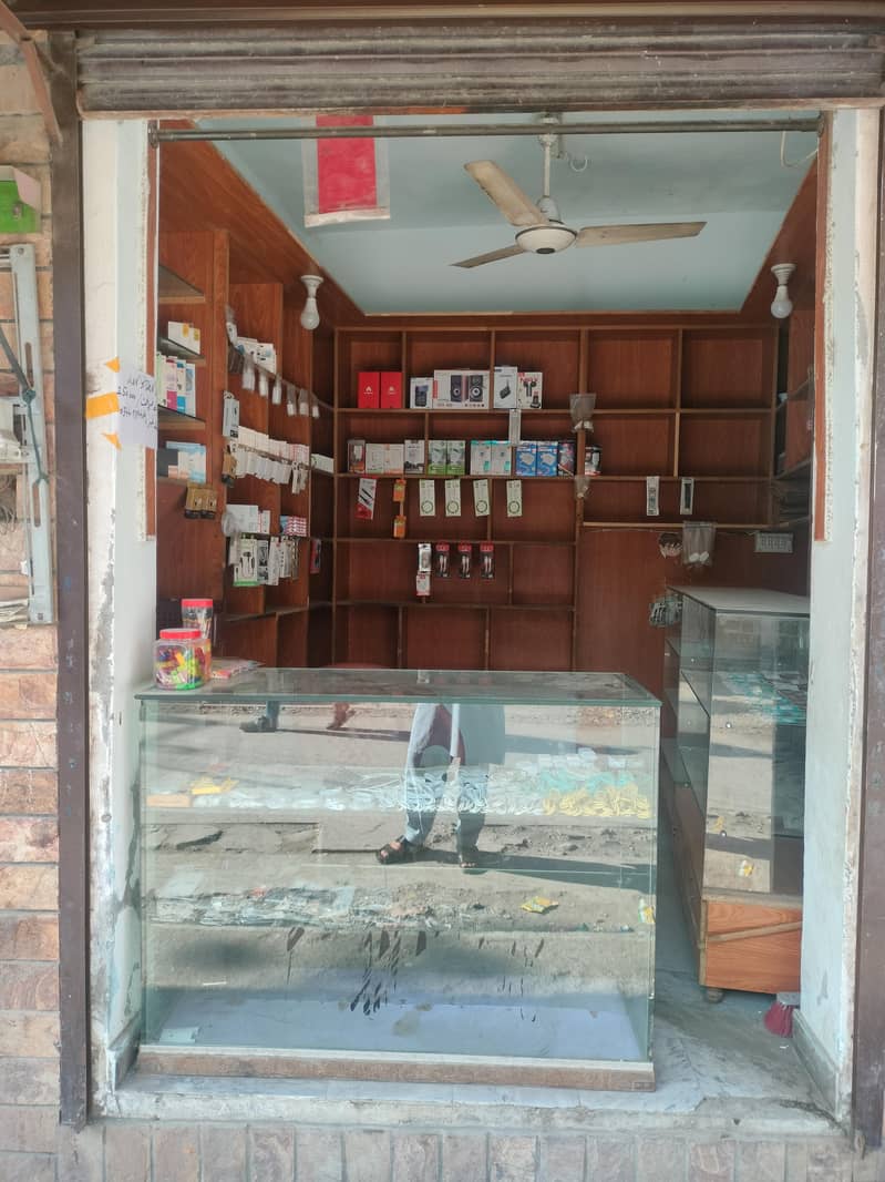 چلتی ہوئی موبائل ایکسیسریز کی دکان برائے فروخت 2