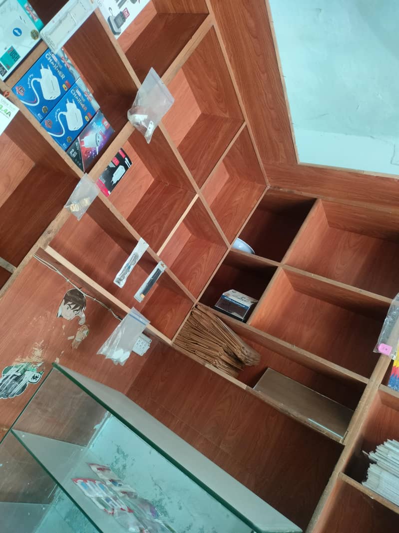 چلتی ہوئی موبائل ایکسیسریز کی دکان برائے فروخت 3