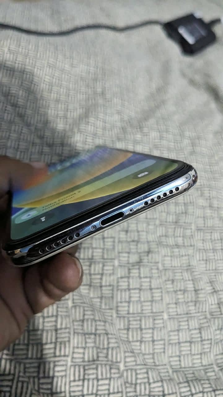 Apple iPhone X 4