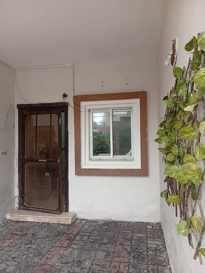 Beautiful 05 Marla House Available For Rent
