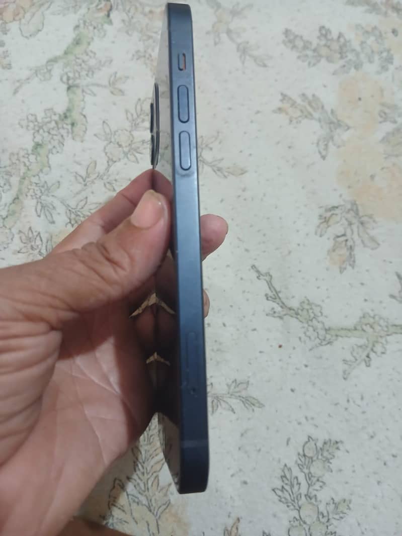 Apple iPhone 12 4