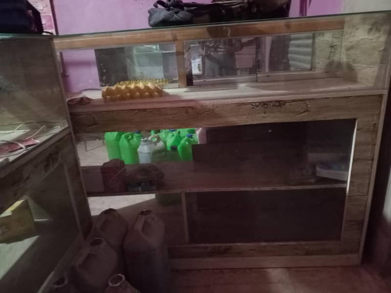 دکان کے 2 کاؤنٹر + 2 وال ریک فروخت کے لیے 4