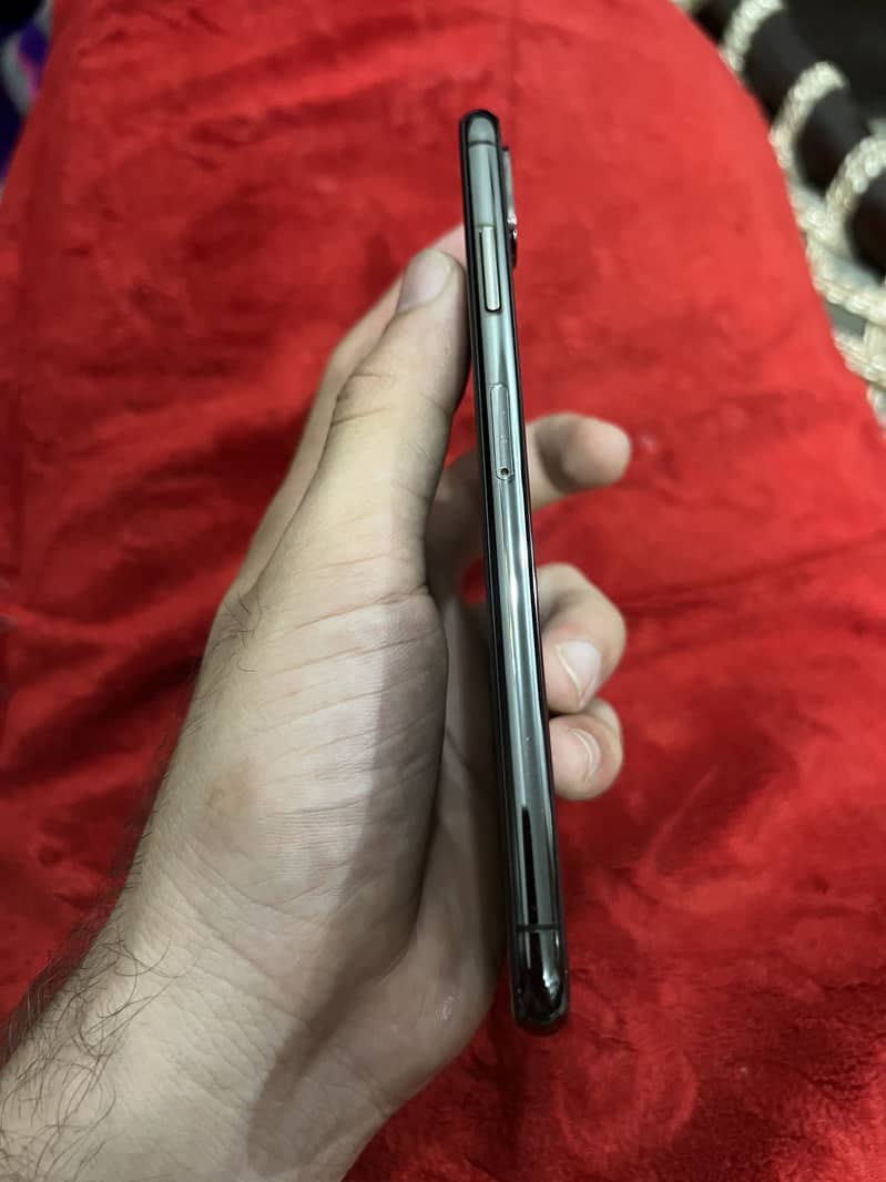 Apple iPhone XS Max 3
