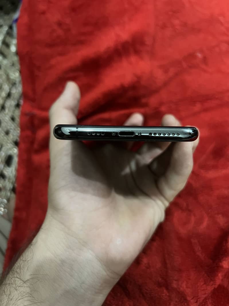 Apple iPhone XS Max 4