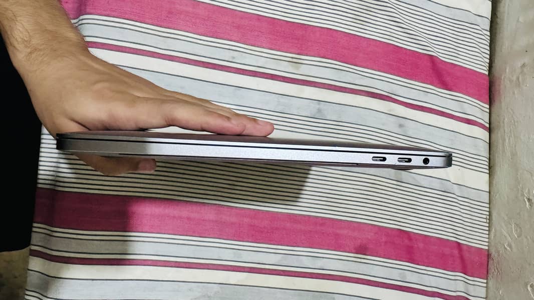 Macbook pro 13 touchbar 7
