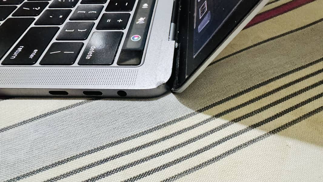 Macbook pro 13 touchbar 9