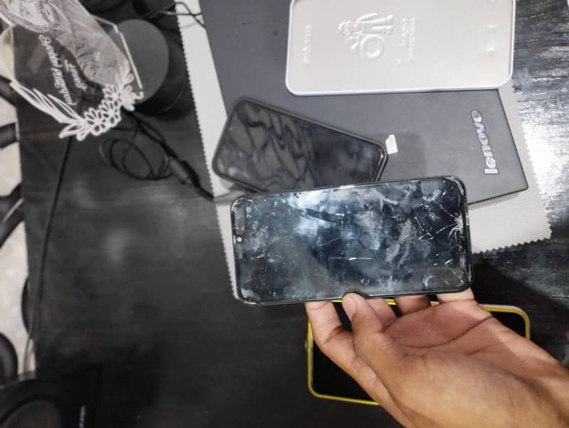 Apple iPhone 11 4