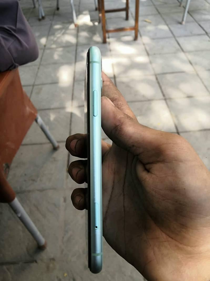 Apple iPhone 11 3