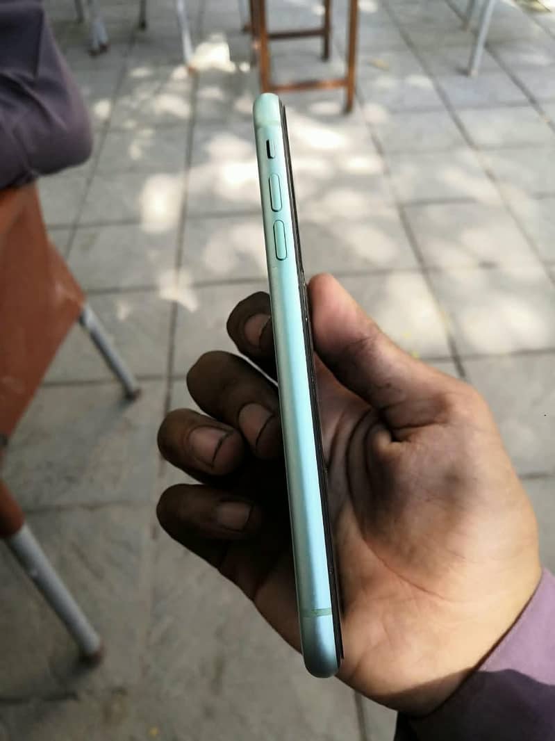 Apple iPhone 11 4