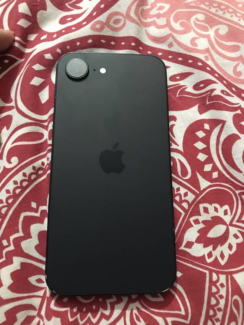 Apple iPhone 16e 1