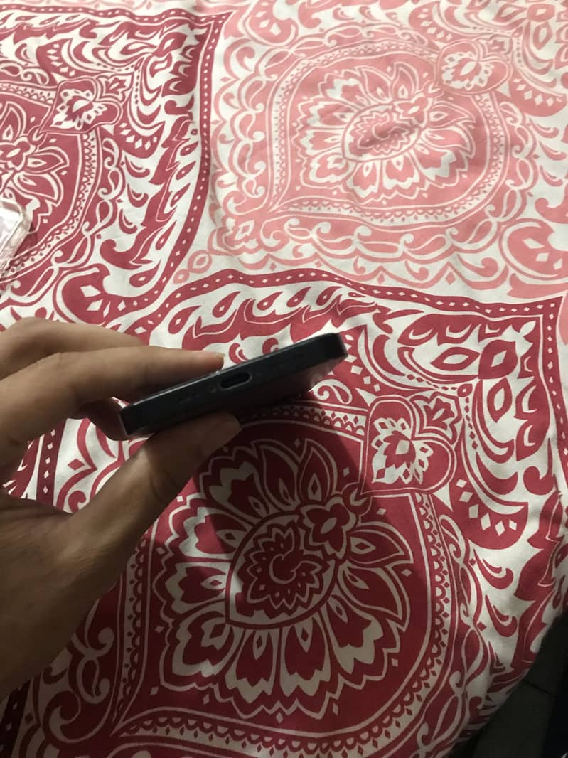 Apple iPhone 16e 6