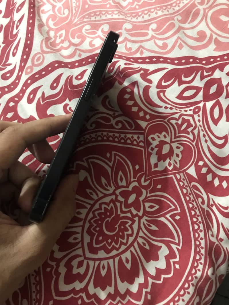 Apple iPhone 16e 7
