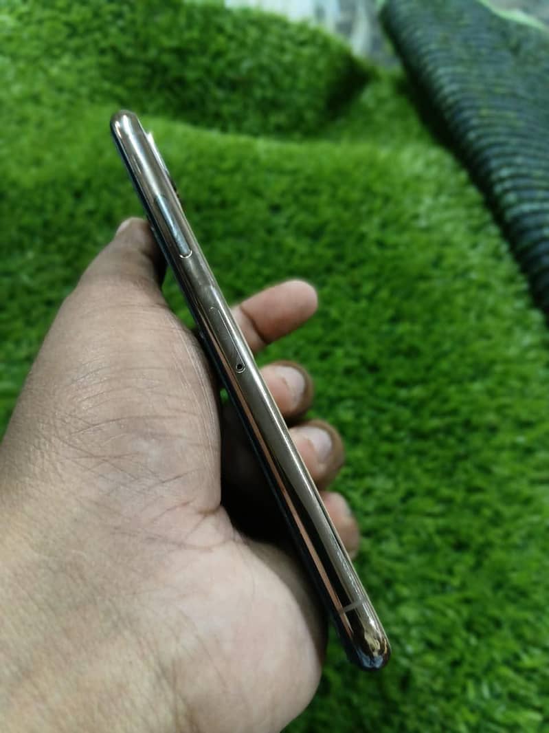 Apple iPhone XS 1