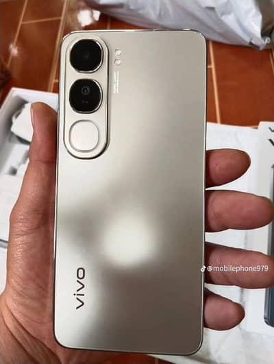 Vivo Y200 Box Charge 10/10 condition hai family use mein Raha hai